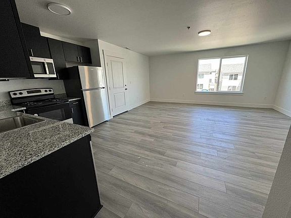 2nd image of 945 Walton Pl