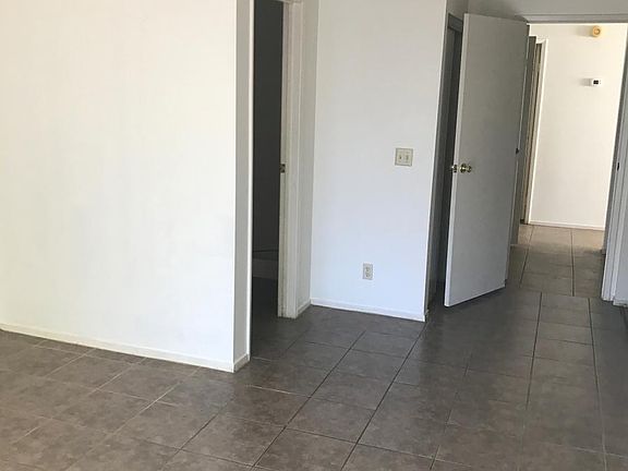 4th image of 558 Grimsby Ave