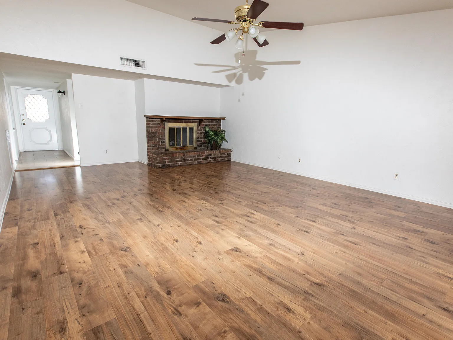 3 bed, 1496 sqft, $1,998 — Photo 2