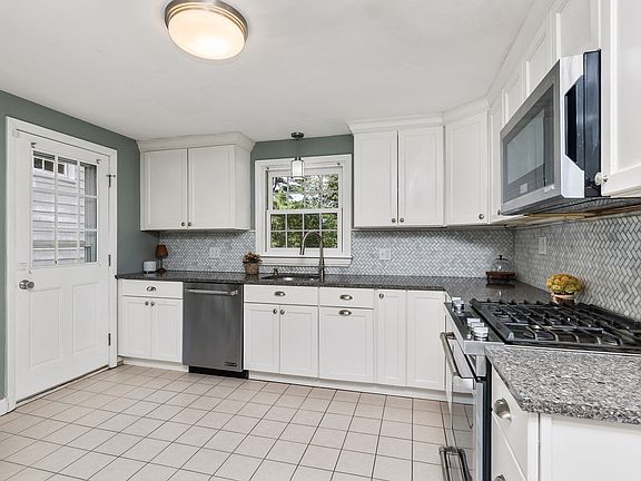 3rd image of 105 Beach St