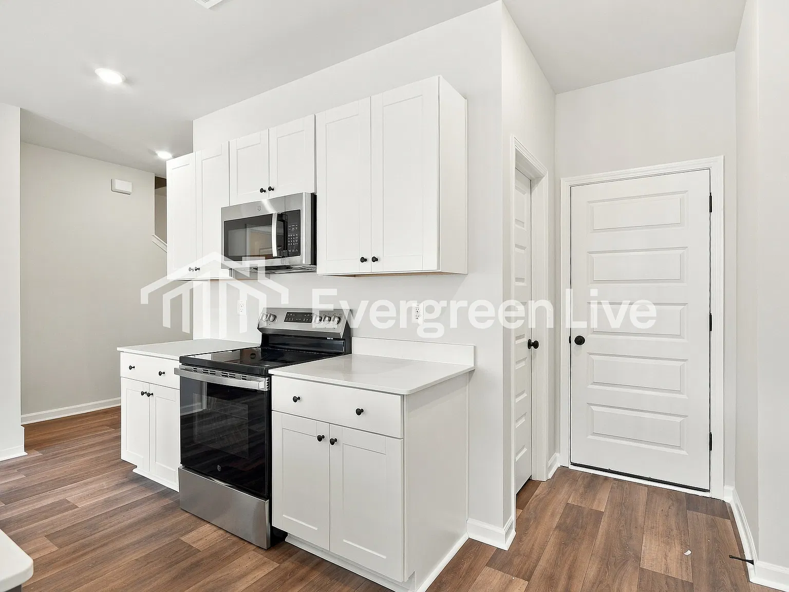 3 bed, 3.0 bath, 1935 sqft, $2,220 — Photo 3