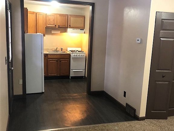 3rd image of 13904 Broadway St