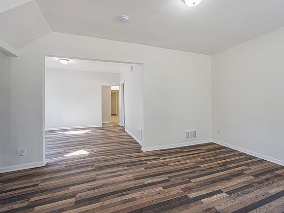 3rd image of 948 Bates St SE #1