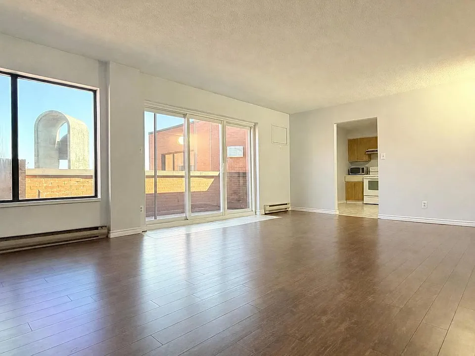 10 Pearl St W #302