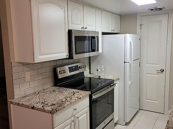4th image of 6930 Carriage Hill Dr