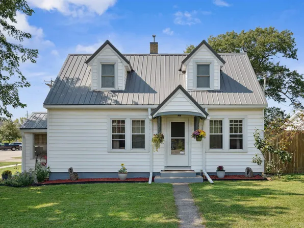 1405 Walker St, Ely, IA 52227
