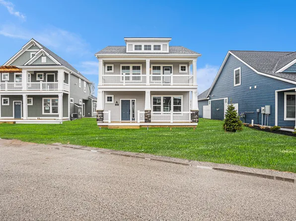 1020 S Cove Cir, Whitehall, MI 49461