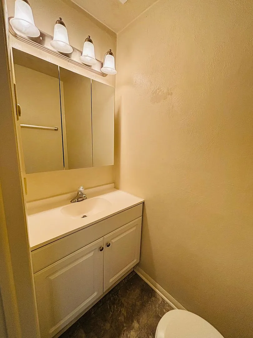 2 Bedroom, 1.5 Bath Townhouse — Photo 3