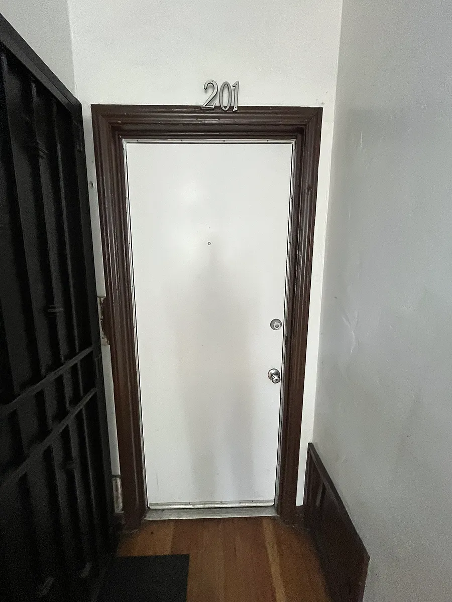 Building Photo - 1012 N Ardmore Ave #201