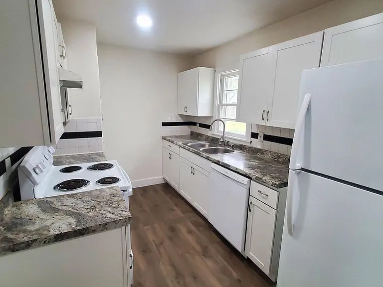 631 N Edwards Ave — Photo 3