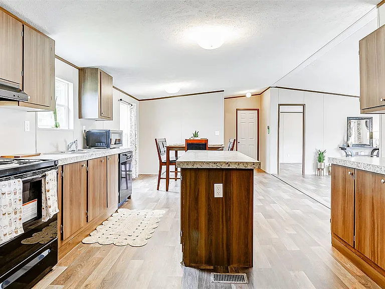 21012 Liberty St — Photo 15