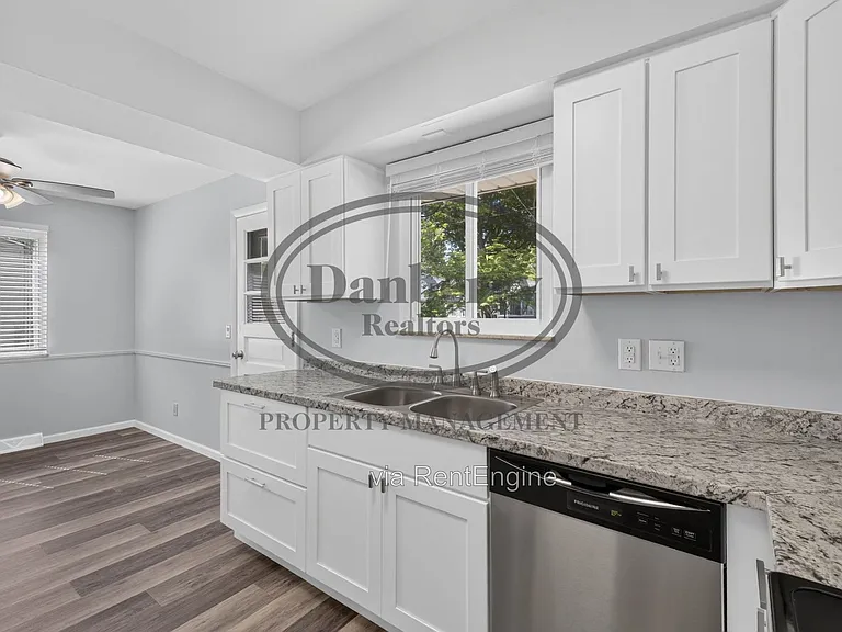 6946 Kinsman Dr — Photo 13