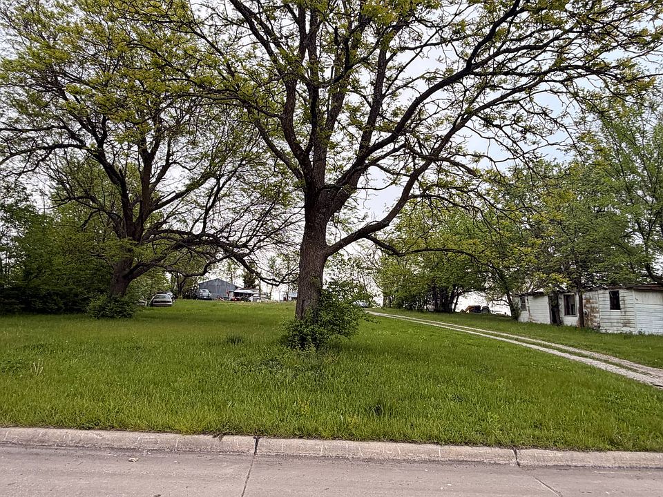 2nd image of 318 E 10th St