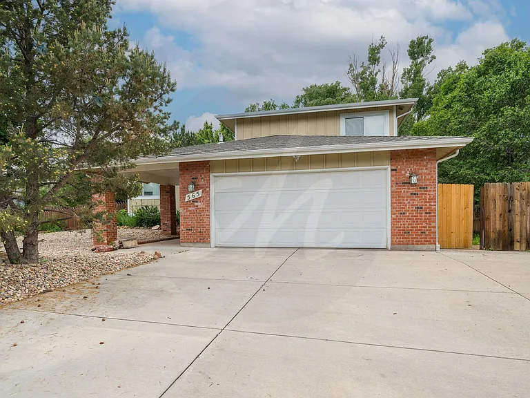 565 Wycliffe Dr — Photo 2