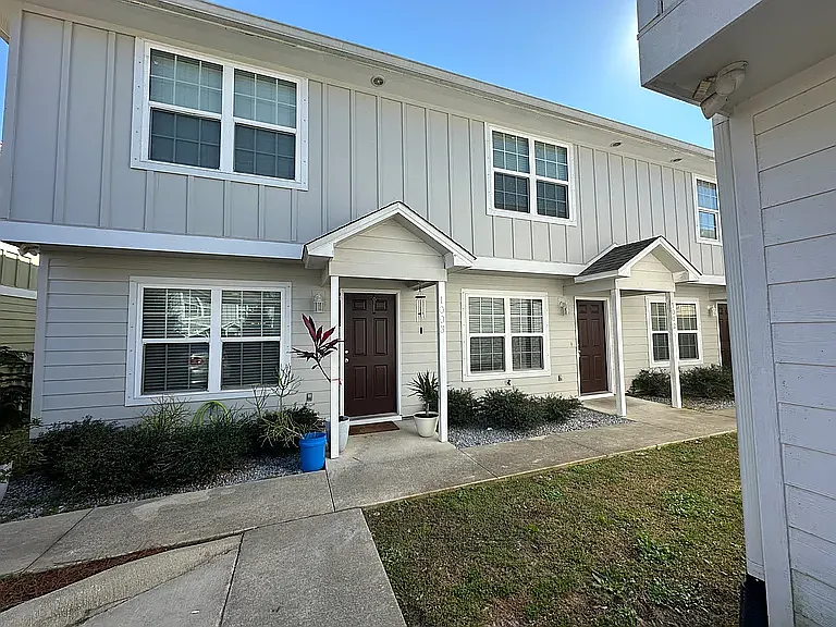 Crepe Myrtle Apartments — Photo 2