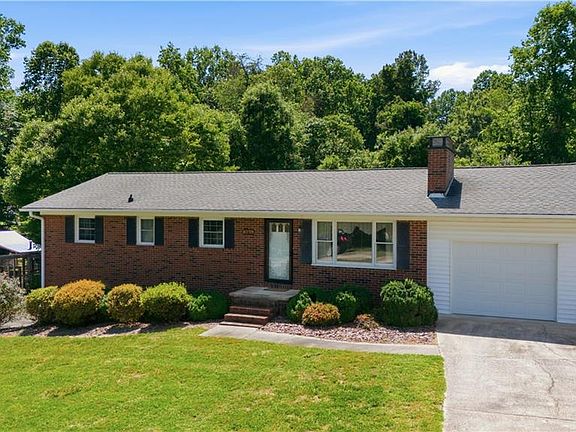 4th image of 464 Cedar Dr