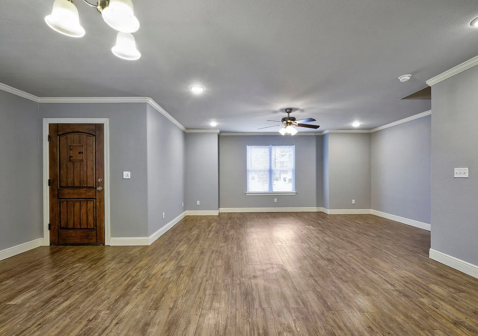 Pre-Leasing 6/11/27 - 3 Bed / 2.5 Bath Duplex With Two Car Garage - Minutes From U Of A! — Photo 4