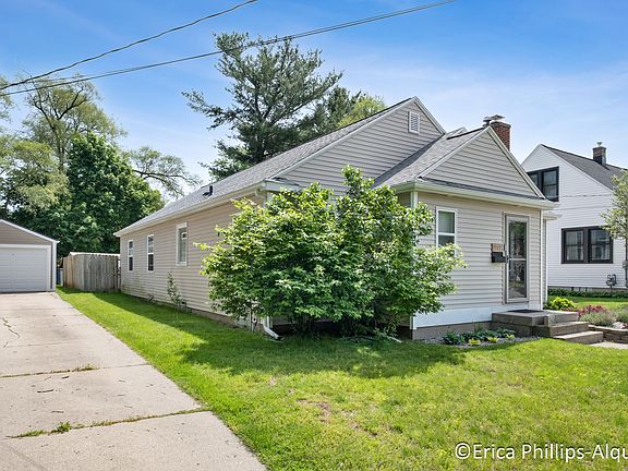 3rd image of 2142 Emerald Ave NE