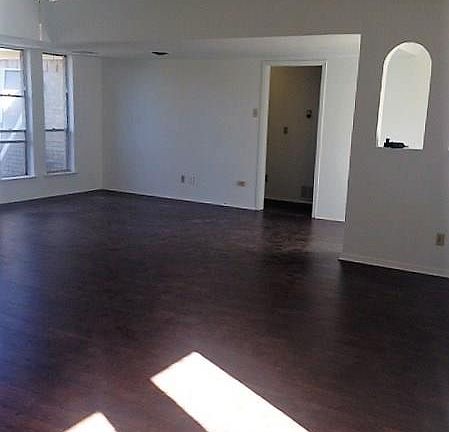 2nd image of 1409 Oakhill Dr