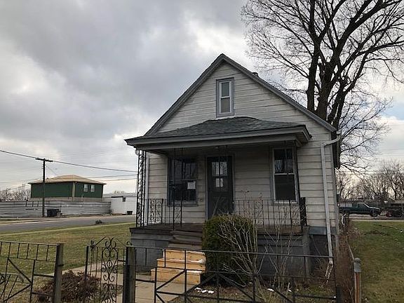 2nd image of 3844 Carey St