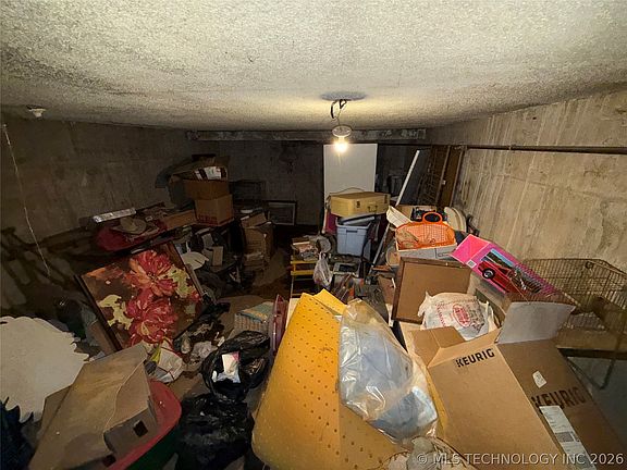 3rd image of 425 N Oakwood Rd
