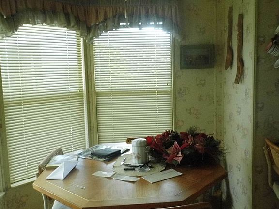 Breakfast nook/dining area