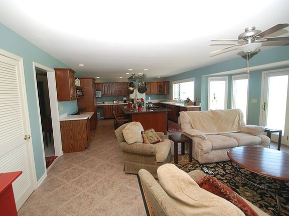 4th image of 401 Sweetbriar Ln