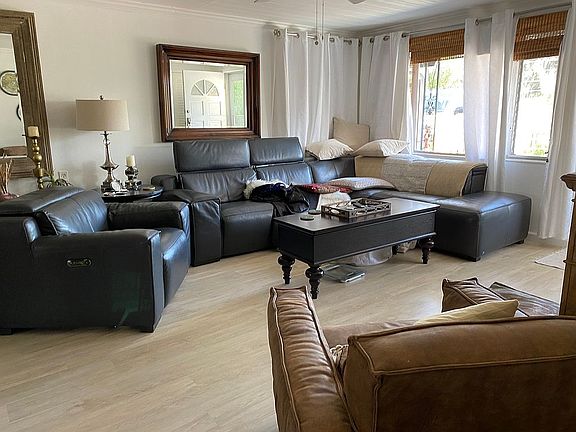 4th image of 10 Villa St