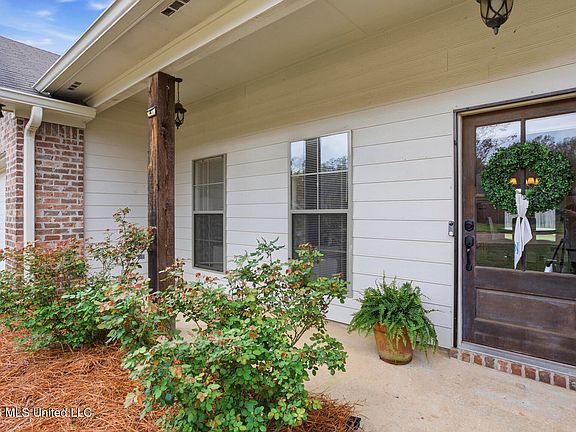 4th image of 550 Oak Park Cir