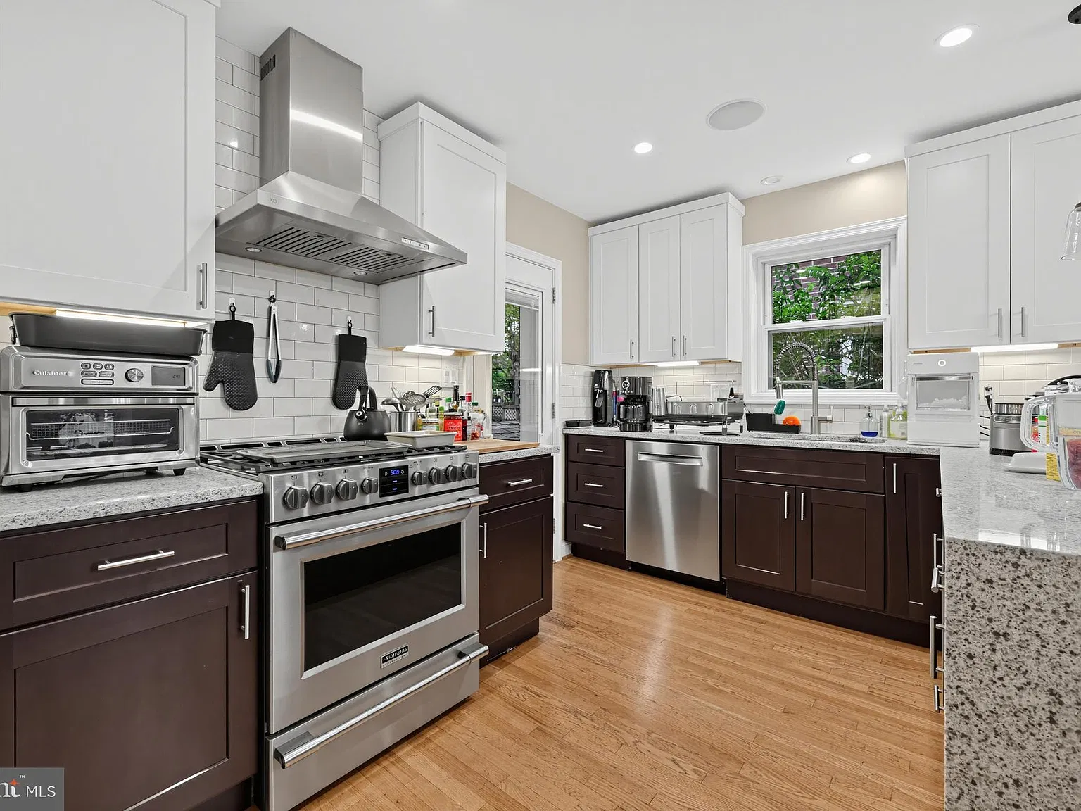 3 bed, 3.0 bath, 1400 sqft, $4,095 — Photo 3