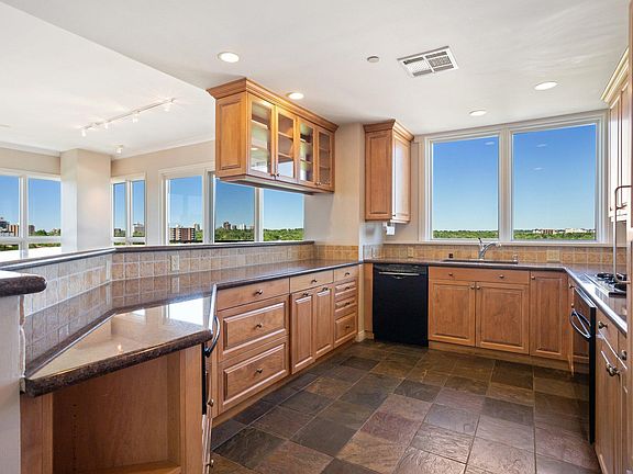 4th image of 400 E 3rd Ave APT 901