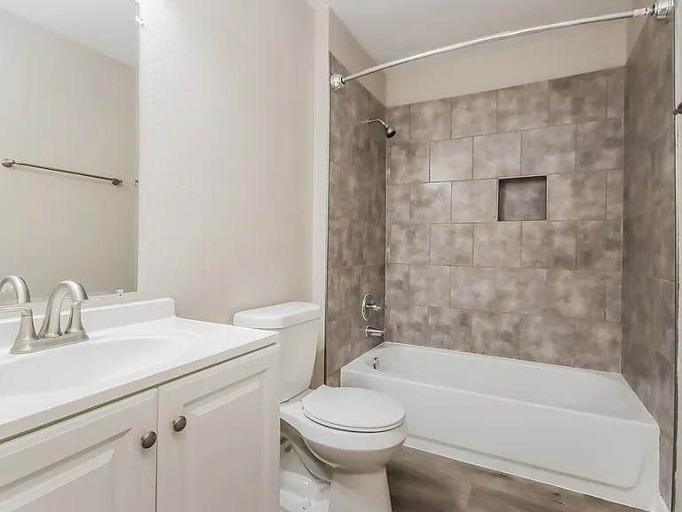 18450 Hollow Oaks Cir — Photo 19