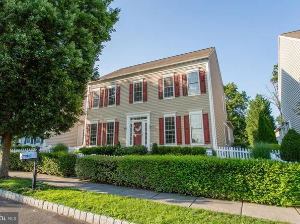 200 Pipers Inn Dr, Fountainville, PA 18923