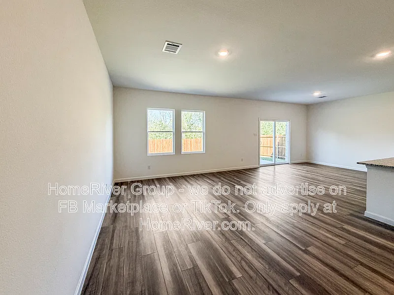 5 bed, 3.0 bath, 2641 sqft, $2,400 — Photo 3