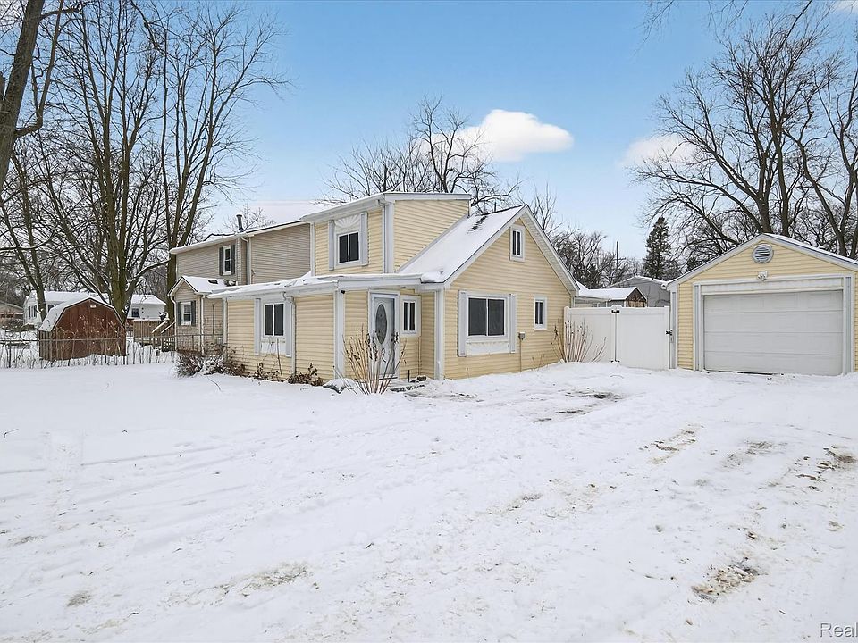 1st image of 39 Pine Dr