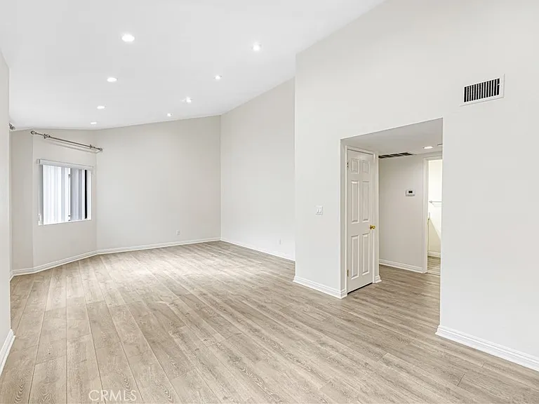 1132 Elm Ave #211 — Photo 2
