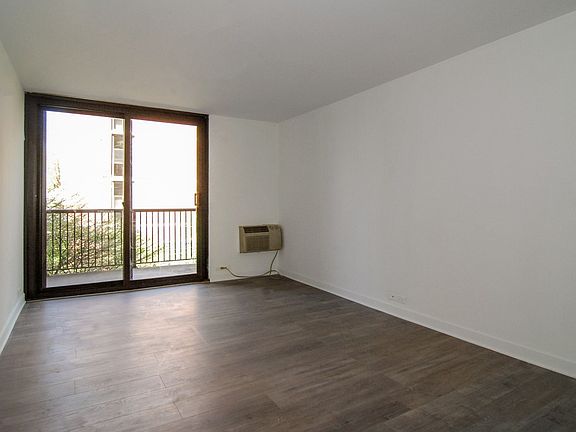 5th image of 2941 S Michigan Ave APT 205