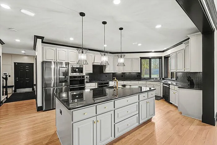 6986 Montgomery Dr — Photo 10