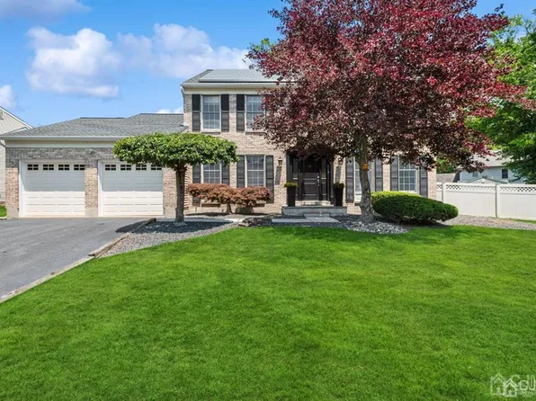 12 Musket Dr, Kendall Park, NJ 08824