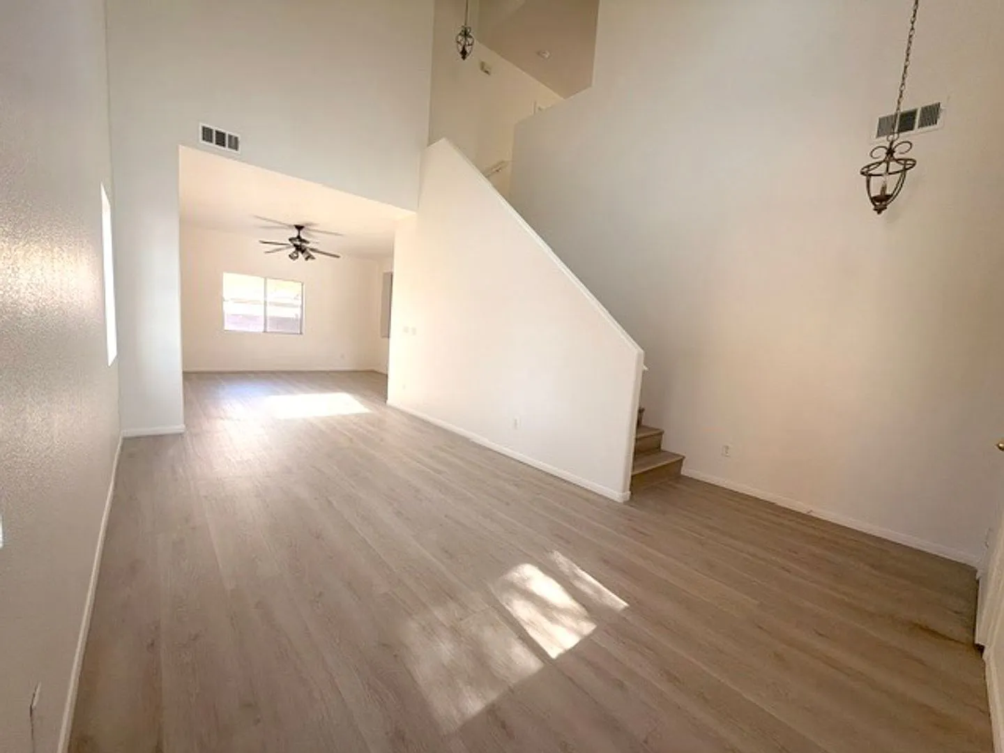 Newly Renovated. Beautiful Home In Gated Community. 4 Beds And 2.5 Baths. — Photo 4
