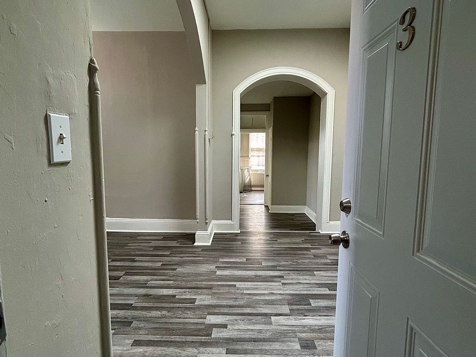 Welcome home to Unit 3R. 

Skylight lights the entryway.