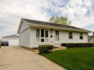 8 Petrie Cir, Streamwood, IL 60107