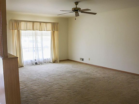 5th image of 216 Cambridge Dr