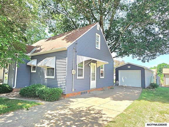 4th image of 1046 1st St NE