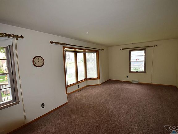 3rd image of 1725 S Wayland Ave