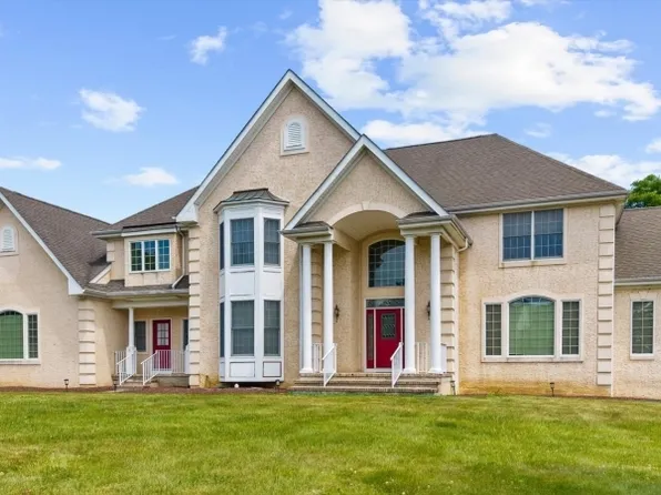 12 Manchur Ct, Raritan Twp., NJ 08822