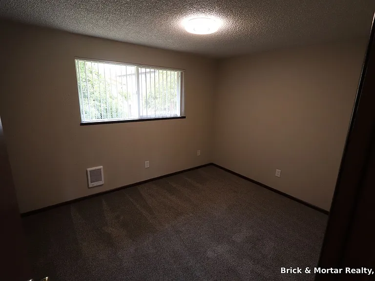 368 S 2nd St — Photo 8