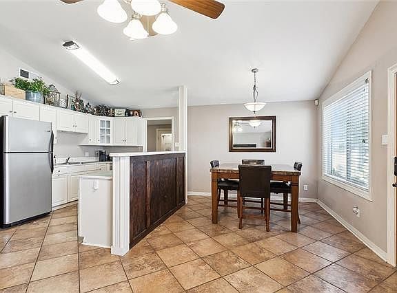 5th image of 313 Celeste Ave