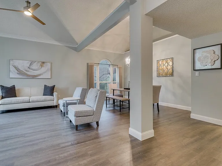 1717 Parkwood Dr — Photo 5