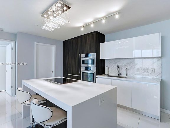 4th image of 851 NE 1st Ave Unit 3909
